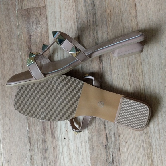 Sandals NWOT size 8.5 - Picture 2 of 2